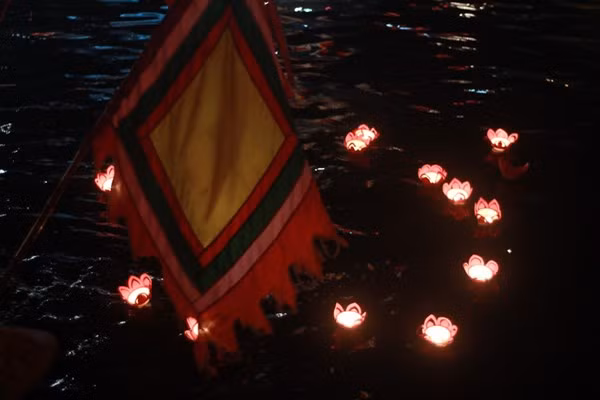 Sông Pheo lung linh ánh sáng. 