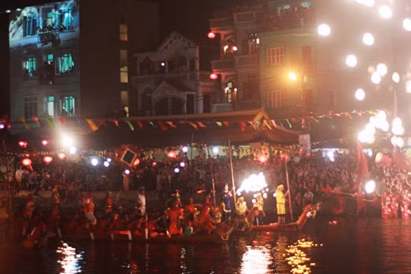 Tuy ngày mồng 10/3 Âm lịch mới là chính hội, nhưng ngay từ tối 9/3, những đội thi tham gia hội bơi Đăm đã mang đến cho khán giả một màn trình diễn mãn nhãn.