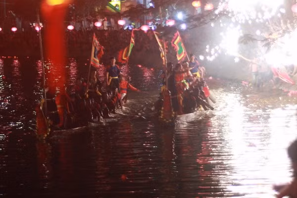 Các đội đua tốc độ trong ánh sáng lung linh huyền ảo.