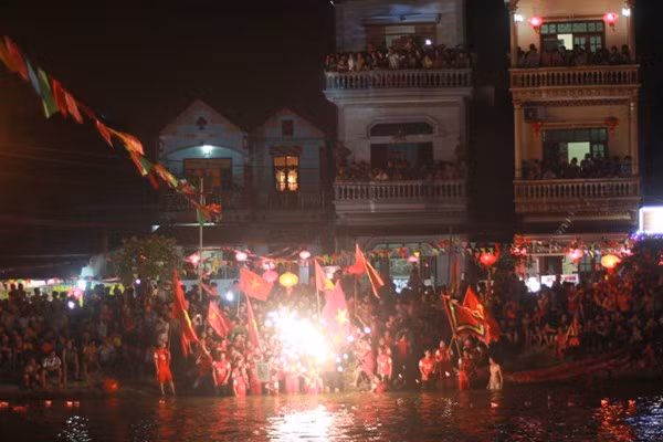 Là lễ hội lớn, 5 năm mới có một lần nên mọi hoạt động nằm trong khuôn khổ hội bơi Đăm đều thu hút sự quan tâm, chú ý của hàng ngàn người. Người dân đứng kín dọc sông Pheo và kín cả ban công các ngôi nhà xung quanh. 