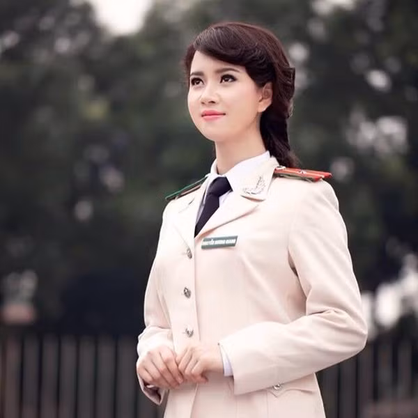 Hương Giang từng là hot girl của cao đẳng Truyền Hình Hà Nội và đạt khá nhiều thành tích cao trong các cuộc thi sắc đẹp. Cô từng lọt vào vòng chung kết hai cuộc thi Hoa khôi sinh viên Hà Nội 2010 và Người đẹp hoa Anh đào 2011.