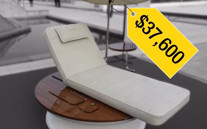  1. Giường tắm nắng sang chảnh: loại giường cao cấp này có khả năng tự động xoay về hướng ánh nắng mặt trời chiếu thẳng xuống, giúp người sử dụng không cần phải di chuyển thậm chí là cử động trong suốt quá trình tắm nắng. Nó còn có một loa âm thanh Bose, một máy làm nước lạnh giải khát, một ổ sạc điện thoại thông minh và một nút "service" để gọi nhân viên phục vụ. 