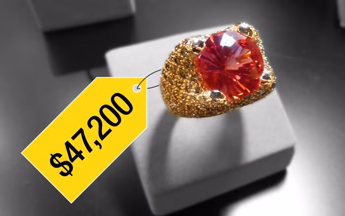  2. Nhẫn đá quý chế tạo từ tóc và tro người: công ty Mevisto của Áo đã chế tạo ra một loại đá saphia và hồng ngọc tổng hợp mới được làm từ tóc và tro của con người, thậm chí có cả lông chó. Nghe có vẻ đáng sợ, nhưng nó đã có chứng nhận khoa học và được 40 khách đặt hàng dù mức giá cao cắt cổ 47.200 USD/chiếc nhẫn và 230.000 USD/vòng tay, vòng cổ.