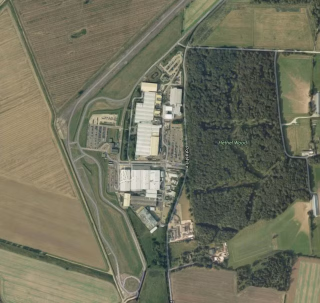 RAF Hethel là căn cứ cũ của Không quân Hoàng gia Anh, từng được Anh và Mỹ sử dụng trong Thế chiến II. Nó trải rộng trong khu vực dài 11 km. Năm 1966, một công ty chế tạo ôtô mua lại khu đất này để làm đường chạy thử cho xe hơi.