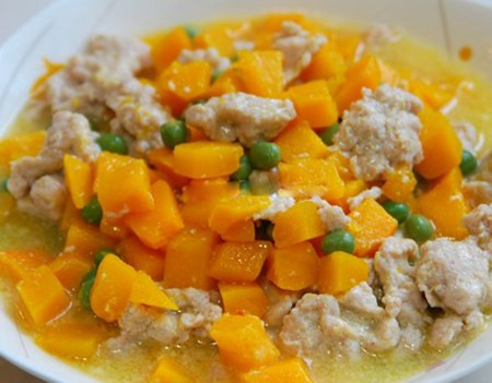 Hạ huyết áp: Dầu từ hạt bí đỏ chứa dồi dào các phytoestrogens (kích thích tố nữ), có lợi cho việc ngăn ngừa cao huyết áp. Khi các nhà nghiên cứu thực hiện việc bổ sung dầu bí đỏ vào chế độ ăn uống cho các con chuột, họ nhận thấy dầu bí đỏ có thể giúp giảm huyết áp tâm thu và tâm trương chỉ trong 12 tuần.