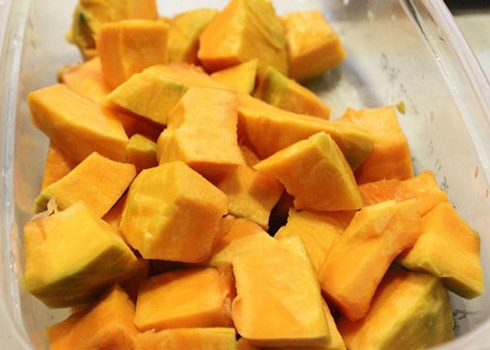 Thịt bí đỏ là nguồn cung cấp vitamin A, đóng vai trò quan trọng cho thị giác, tăng trưởng xương và sự sinh sản, tham dự vào sự tổng hợp protein, điều hòa hệ miễn dịch và góp phần dinh dưỡng, bảo vệ cho da. Ngoài tỷ lệ chất xơ và sắt khá cao, bí đỏ còn mang lại vitamin C, acid folic, ma giê, kali và nhiều nguyên tố vi lượng khác.