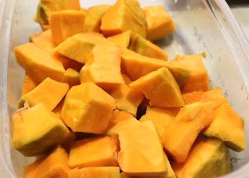 Thịt bí đỏ là nguồn cung cấp vitamin A, đóng vai trò quan trọng cho thị giác, tăng trưởng xương và sự sinh sản, tham dự vào sự tổng hợp protein, điều hòa hệ miễn dịch và góp phần dinh dưỡng, bảo vệ cho da. Ngoài tỷ lệ chất xơ và sắt khá cao, bí đỏ còn mang lại vitamin C, acid folic, ma giê, kali và nhiều nguyên tố vi lượng khác.