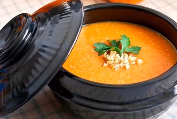 Ma giê cùng với ka li trong bí đỏ giúp ngăn ngừa cao huyết áp, đồng thời các a xít folic có trong bí cũng giúp loại bỏ homocysteine, một chất có liên quan đến các cơn đau tim và đột quỵ. Các chất dinh dưỡng này làm giảm sự phát triển của chứng xơ vữa động mạch bằng cách ngăn chặn sự tích tụ cholesterol bị ô xy hóa trong mạch máu.