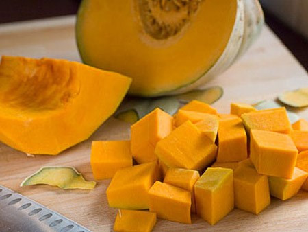 Tryptophan có trách nhiệm giúp cơ thể tạo ra serotonin, chất dẫn truyền thần kinh làm tăng cảm giác sảng khoái, giúp thư giãn. Không chỉ giúp ngủ ngon, serotonin còn có tác dụng cải thiện tâm trạng.