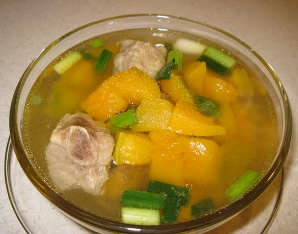 Đặc biệt, đối với phụ nữ mang thai, những chất trong hạt và hoa bí ngô không những giúp cho thai nhi phát triển tế bào não, tăng cường sức sống cho thai nhi mà còn giúp ngăn ngừa những chứng phù nề, tăng huyết áp, các biến chứng khác khi mang thai và phòng chống bệnh sốt xuất huyết sau khi sinh. 