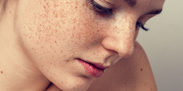 Vài ngày trước, cô Chu thấy sắc mặt vàng hơn bình thường, cân nặng sụt xuống nhiều, tuyệt vọng, cô đến bệnh viện khám. Khi cầm trên tay tờ giấy báo kết quả, cô Chu rơi nước mắt đau đớn vì hóa ra, cô bị bệnh xơ gan giai đoạn cuối.