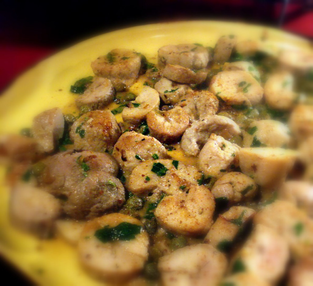 Ở một số nơi, đầu bếp sẽ không thái lát mà nướng trực tiếp, ăn kèm các gia vị hoặc ướp rồi nướng lên. Hương vị của món ăn sẽ vô cùng đậm đà, hấp dẫn.