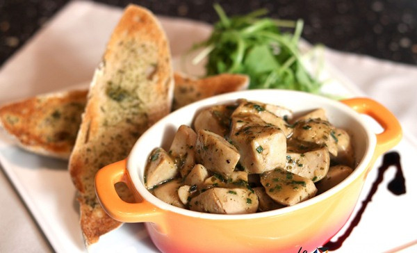 Sau khi ngâm lạnh, tinh hoàn cừu được vớt ra để ráo. Tiếp đó, khi nguyên liệu đã rắn hơn một chút, đầu bếp sẽ thái lát tinh hoàn cừu và nướng với chanh, rau mùi tây cùng rượu vang trắng địa phương.