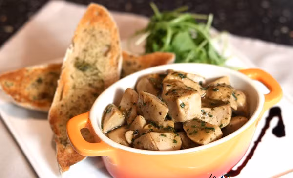 Sau khi ngâm lạnh, tinh hoàn cừu được vớt ra để ráo. Tiếp đó, khi nguyên liệu đã rắn hơn một chút, đầu bếp sẽ thái lát tinh hoàn cừu và nướng với chanh, rau mùi tây cùng rượu vang trắng địa phương.