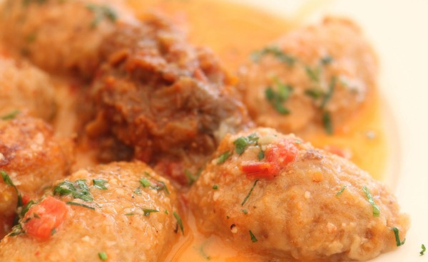 Cũng có vùng không ngâm tinh hoàn cừu qua nước lạnh mà chần qua nước sôi. Khi nguyên liệu đặc lại, nó được vớt ra, đem thái mỏng và áp chảo.