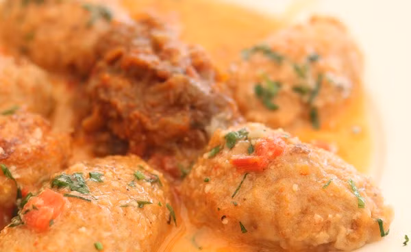 Cũng có vùng không ngâm tinh hoàn cừu qua nước lạnh mà chần qua nước sôi. Khi nguyên liệu đặc lại, nó được vớt ra, đem thái mỏng và áp chảo.