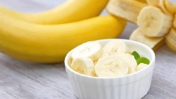 Loại chuối này có chứa axit tannic có tác dụng làm se rất mạnh, dễ gây táo bón. Do vậy, khi ăn chuối cần phải chọn những quả đã chín hoàn toàn. Thêm vào đó cũng không nên ăn nhiều, cái gì quá cũng không tốt.