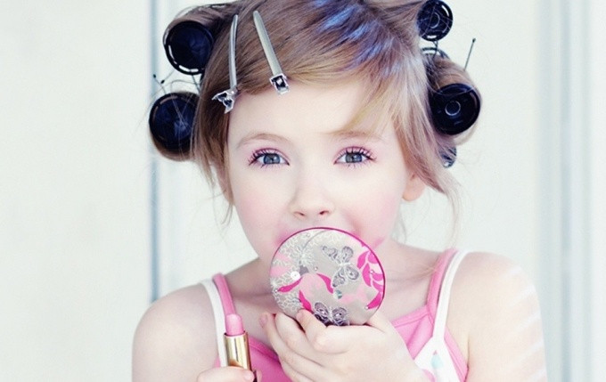 Trẻ dậy thì sớm có thể mắc phải một số vấn đề về thể chất và tinh thần. Nguyên nhân của dậy thì sớm thường không rõ ràng, có thể do di truyền, suy giáp, nhiễm trùng, rối loạn hormone hoặc chấn thương não và đặc biệt, cũng có thể do chế độ ăn uống. Vậy loại thực phẩm nào dễ gây dậy thì sớm?