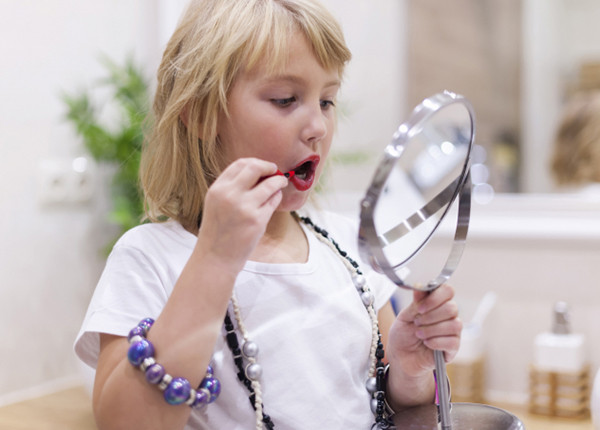 Trong danh sách 10 đồ ăn vặt nguy hại hàng đầu do Tổ chức Y tế Thế giới công bố, đồ chiên rán nhiều calo sẽ chuyển hóa thành mỡ thừa ở trẻ em, gây rối loạn nội tiết và dẫn đến dậy thì sớm. Hơn nữa, sau nhiều lần đun và sử dụng dầu ăn, nhiệt độ cao và sự biến tính oxy hóa trong đồ chiên rán cũng là một trong những nguyên nhân dẫn đến “dậy thì sớm”.