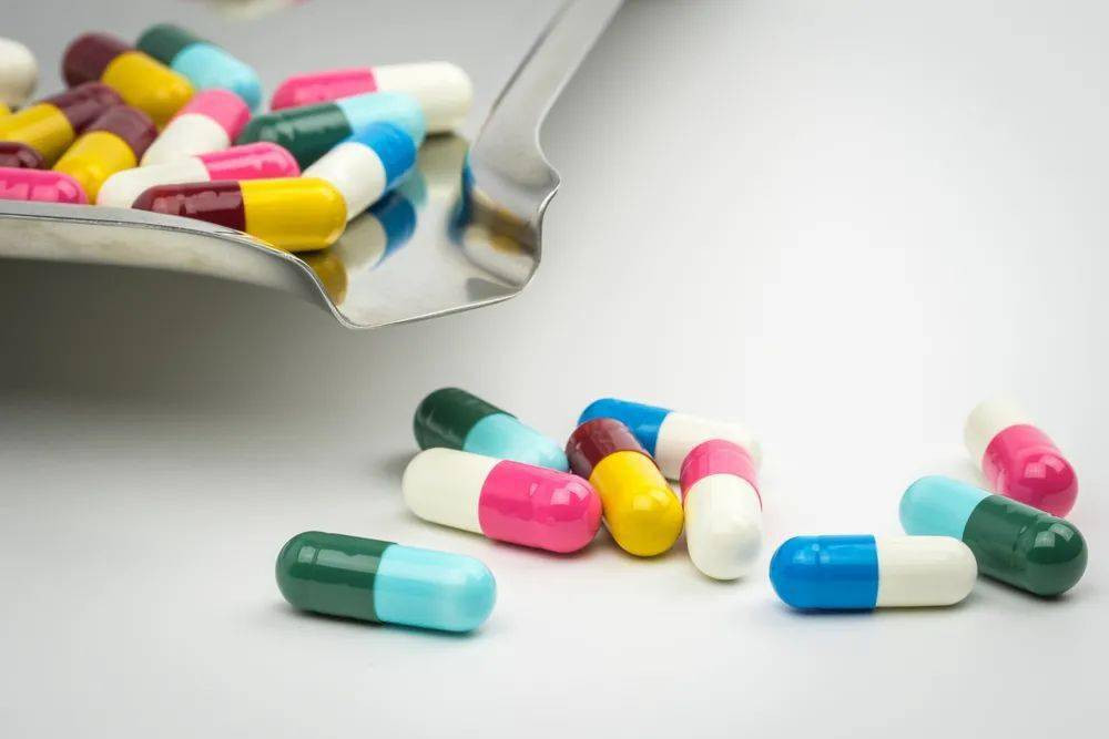 Các nhà nghiên cứu Trung Quốc đã phát hiện ra rằng 47% đột biến gen tế bào ung thư ở bệnh nhân ung thư gan có chứa đột biến gen đặc biệt do axit Aristolochic gây ra. Bệnh nhân dùng thuốc như vậy nên ngừng thuốc ngay lập tức và đến bệnh viện chính quy để điều trị.