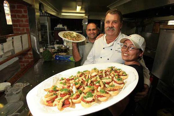 Thổ dân Australia chính là những người đầu tiên coi ấu trùng bướm Witchetty Grub như một món ăn. Ở nơi hoang mạc khô cằn, quả thực thịt của chúng là đồ bổ dưỡng yêu thích.