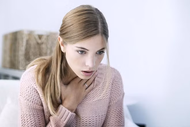 5. Sưng và khó chịu sau xương ức: Chỉ có thể mơ hồ cảm thấy tức ngực, cũng không thể chỉ ra khu vực khó chịu, cũng không thể mô tả tình huống cụ thể, chỉ cảm giác rõ ràng sự khó chịu quanh quẩn.