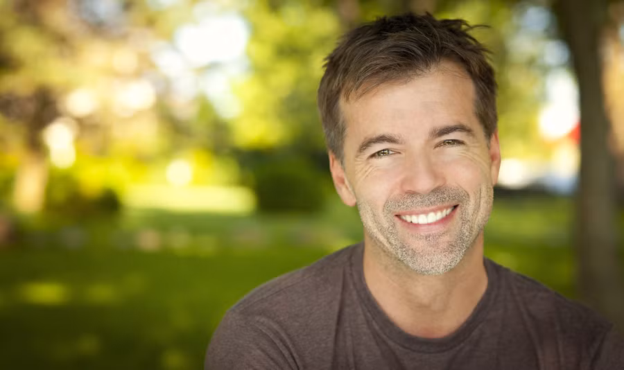 Đàn ông góa vợ cũng có nguy cơ chết sớm hơn 40% so với đàn ông đã lập gia đình. Điều này có thể liên quan đến thói quen sinh hoạt của những người độc thân. Họ thường có thói quen hút thuốc và uống rượu, tâm lý cô đơn, tiêu cực. Vì vậy, sống vui vẻ, lành mạnh sẽ giúp đàn ông kéo dài tuổi thọ.