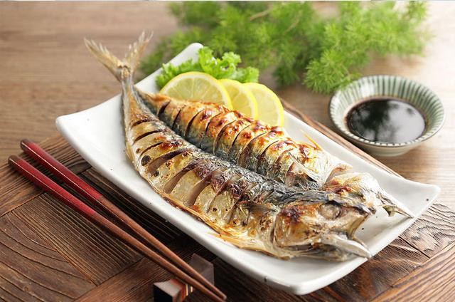 Cá nổi tiếng là thực phẩm bổ dưỡng và được các chuyên gia dinh dưỡng trên khắp thế giới khuyên ăn mỗi tuần. Thế nhưng, không phải loại cá nào cũng tốt cho sức khỏe, không phải cách ăn cá nào cũng đảm bảo an toàn. Theo khuyến cáo của WHO, cá nướng là món cá có khả năng gây ung thư cao bậc nhất.