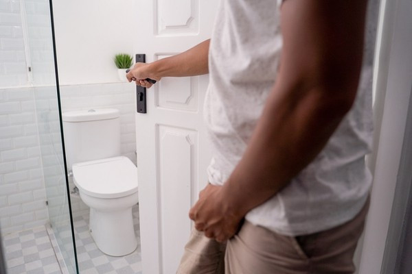 Sau một ngày mệt mỏi, tất cả mọi người chỉ muốn ngủ một giấc thật ngon, không ai muốn đang ngủ lại phải thức dậy để đi tiểu. Trên thực tế, chứng tiểu đêm không chỉ ảnh hưởng đến chất lượng giấc ngủ mà còn có thể là dấu hiệu cảnh báo các bệnh như tim mạch, cao huyết áp, đường huyết cao.