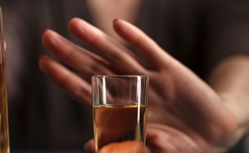 4. Không uống rượu trước khi đi ngủ: Uống rượu trước khi đi ngủ có thể khiến huyết áp và lượng đường trong máu tăng cao, đồng thời có thể khiến đường thở của chúng ta bị hẹp lại, sau khi đường thở bị hẹp lại, chúng ta sẽ cảm thấy khó thở và gây ra chứng ngủ ngáy.