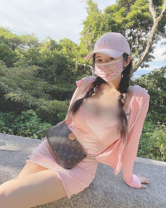 Khi dạo phố, An Hi cũng thường lựa chọn trang phục bó sát, kèm theo mọt chiếc khoác nhẹ nhàng, vừa giúp chống nắng lại vừa bớt gây chú ý. Mặc dù vậy, dáng vóc của hot girl quá bốc lửa, thực sự rất thu hút.