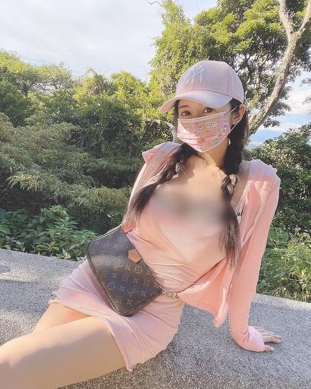 Khi dạo phố, An Hi cũng thường lựa chọn trang phục bó sát, kèm theo mọt chiếc khoác nhẹ nhàng, vừa giúp chống nắng lại vừa bớt gây chú ý. Mặc dù vậy, dáng vóc của hot girl quá bốc lửa, thực sự rất thu hút.