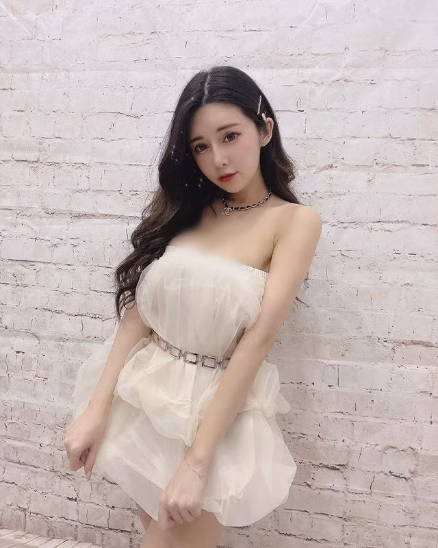 Chiếc váy bánh bèo quây ngực này khiến An Hi trông như một nàng công chúa. Nhiều fan hâm mộ của cô nàng đã "gục ngã" bởi sự duyên dáng và quyến rũ này.