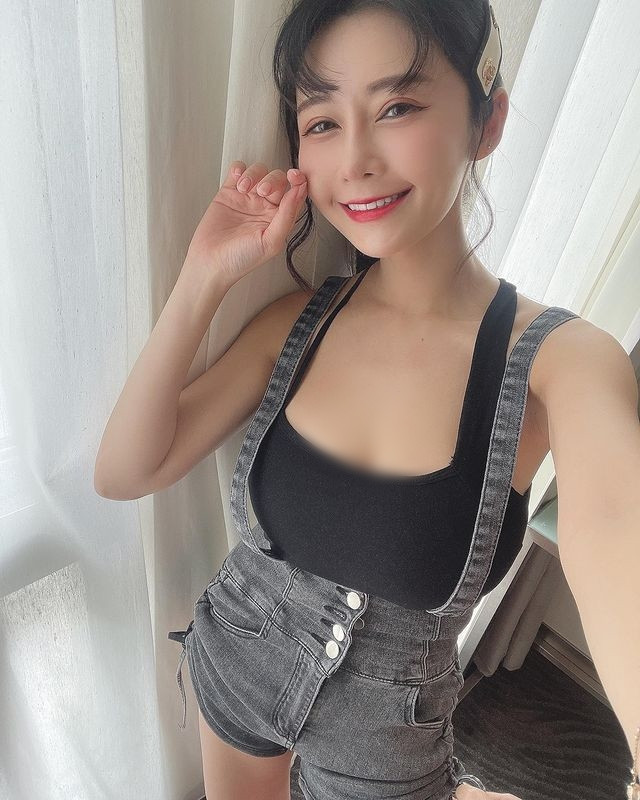 Người hâm mộ của An Hi cho rằng, với thân hình bốc lửa của mình, dù An hi có diện trang phục gì, cô vẫn luôn nổi bật, bắt mắt.