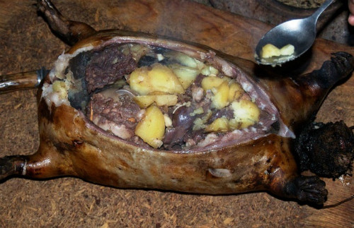 Đáng nói, món ăn rùng rợn ở chỗ, người ta không làm thịt dê, bò, cừu bằng cách cắt tiết rồi mổ lấy nội tạng như thông thường. Họ tiến hành rút xương và ruột con vật qua đường cổ họng bằng những thao tác thành thục ngay khi chúng còn sống.