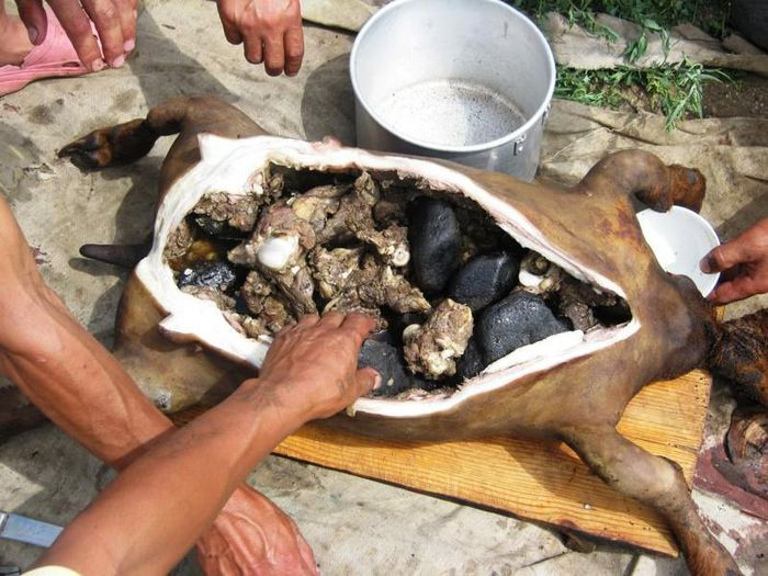 Sau khi rút xương dê, cừu, người ta lấy lớp da thịt nguyên vẹn để nhồi đá đã nung nóng, nội tạng và hành, khoai tây vào bên trong. Những viên đá nóng sẽ làm thịt chín dần từ trong ra ngoài.