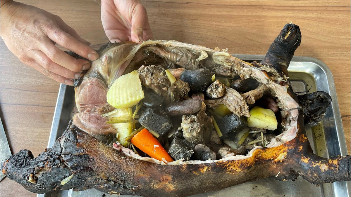 Những người từng trải nghiệm món boodog cho biết, món ăn có hương vị rất đặc trưng, thơm, ngọt và vô cùng hấp dẫn. Ngoại trừ những viên đá được nhét trong bụng con vật thì mọi thứ đều ăn được.