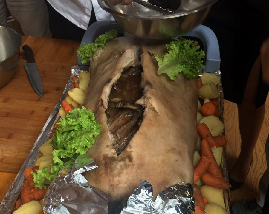 Về cách chế biến quá tàn nhẫn, gây ám ảnh cho thực khách, người ta lý giải rằng, món này được sáng tạo trong thời kỳ của Thành Cát Tư Hãn. Do cuộc sống du mục phải di chuyển liên tục trên lưng ngựa, không thể mang theo nhiều đồ, làm món này không cần quá nhiều dụng cụ lại giữ được hương vị nên cứ thế được lưu truyền qua các thế hệ.