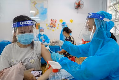 Hoi dap COVID-19: Tiem mui 1 vac xin Moderna “mix” mui 2 Pfizer co tot?-Hinh-2