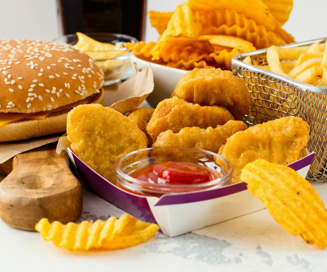 Các nhà nghiên cứu cho rằng điều này có thể liên quan đến việc lượng đường cao sẽ khiến sóng não hoạt động nhiều hơn và gây ra nhiều ác mộng hơn. Đặc biệt những loại thực phẩm giàu chất béo lại chứa cả caffeine và theobromine thì rất dễ khiến đầu óc tỉnh táo, khó đi vào giấc ngủ.