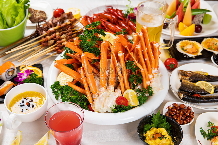 2. Ăn quá nhiều, quá no: Một số người muốn tạm biệt những mệt mỏi trong ngày bằng một bữa ăn thịnh soạn, toàn món ngon. Thế nhưng, Sau khi tiêu thụ một lượng lớn carbohydrate, cơ thể cần hoạt động nhanh trong đường tiêu hóa để hoàn thành việc dự trữ và chuyển hóa năng lượng.