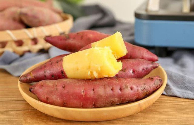 Ngoài ra, khoai lang, ngô và các thực phẩm khác sẽ tạo ra nhiều khí hơn trong quá trình tiêu hóa, dẫn đến cảm giác đầy bụng đáng kể và ảnh hưởng đến chất lượng giấc ngủ.