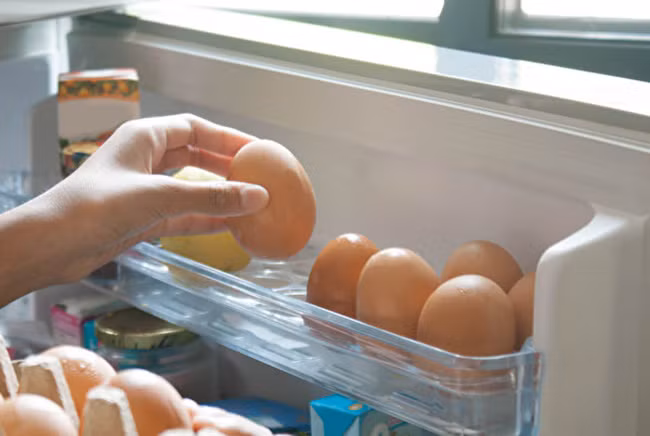 Trên thực tế, vỏ trứng là một cấu trúc xương với vô số lỗ nhỏ trên bề mặt. Để bảo vệ kết cấu trứng phía trong, bên cạnh các lỗ nhỏ còn có một lớp màng vô hình để ngăn chặn sự lây nhiễm của vi khuẩn. Nhưng lớp màng này có thể dễ dàng bị rửa trôi bằng nước.