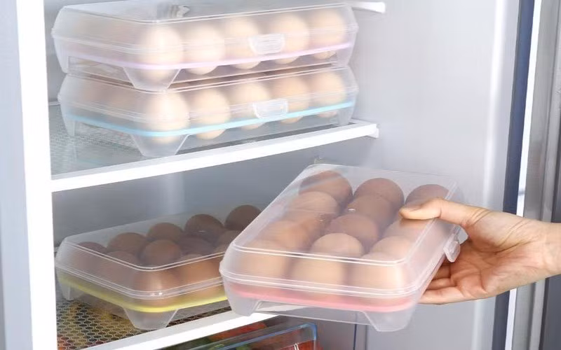 Nếu bị ngộ độc aflatoxin, nạn nhân sẽ xuất hiện các triệu chứng viêm gan như nôn mửa, chán ăn, sốt, báng bụng,… Trong trường hợp nặng có thể bị ung thư gan nhanh chóng và diễn tiến nặng, khó cứu chữa.