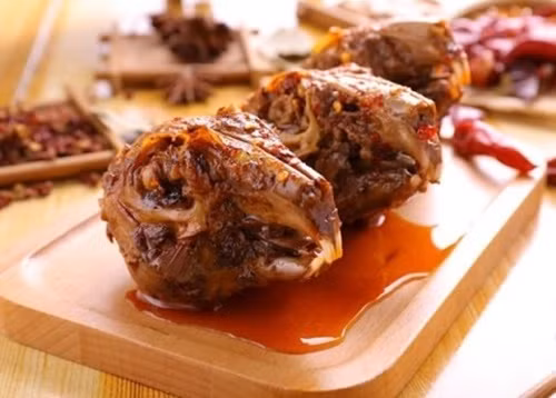 Tứ Xuyên, Trung Quốc là vùng đất nổi tiếng với các món ăn cay. Thịt thỏ ở nơi đây được chế biến thành nhiều món ăn khác nhau như thịt thỏ lạnh, lẩu thỏ, thịt thỏ cay, đầu thỏ sốt cay. Trong đó, món đầu thỏ sốt cay được cho là món ăn kinh dị, gây ấn tượng mạnh nhất vì hình thức quá ám ảnh.