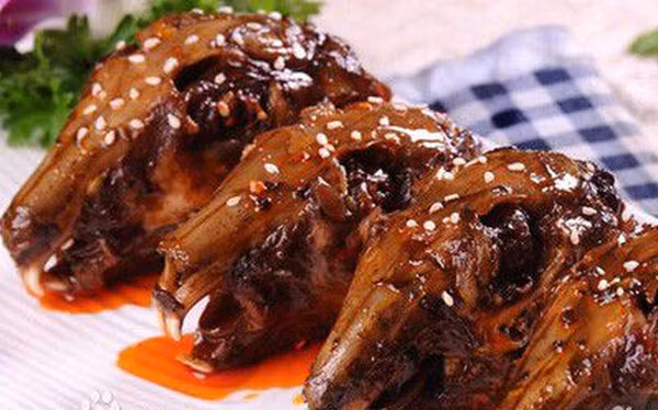 Được biết, công thức nấu đầu thỏ sốt cay trông có vẻ đơn giản nhưng đòi hỏi đầu bếp phải có kỹ thuật tốt. Đầu bếp phải rút hết máu trước khi ướp đầu thỏ trong nước dùng trong vài giờ.