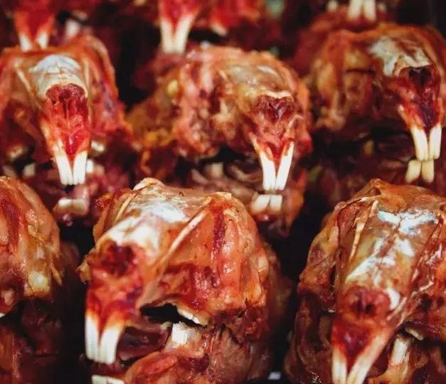 Khi thưởng thức món ăn ghê rợn này, thực khách sẽ dùng tay không để bốc, sau đó kéo léo đập vỡ để hút trực tiếp phần óc béo ngậy bên trong. Theo những người được trải nghiệm, món ăn này rất đậm đà, gây ấn tượng mạnh về vị giác.