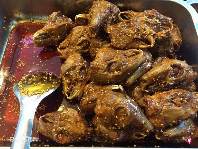 Một số người cho rằng thỏ là loài động vật xinh xắn, dễ thương, phù hợp để làm thú cưng hơn là thực phẩm. Thêm nữa, việc ăn đầu thỏ có phần "dã man", giống như một bữa tiệc đầu lâu thỏ.