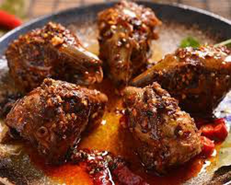 Được biết, đây là món ăn đêm rất được ưa chuộng, thường nhắm cùng bia. Du khách có thể thấy các quán hàng bán món ăn này khắp nẻo đường phố ở Thành Đô, tỉnh Tứ Xuyên.