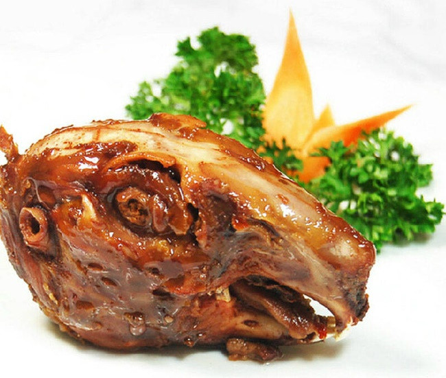 Bên cạnh đó, một số người còn quan niệm thỏ là loài động vật linh thiêng, từng xuất hiện trong nhiều câu chuyện thần thoại, việc ăn thịt đặc biệt là ăn đầu loài vật này là không nên. Tuy nhiên, người Tứ Xuyên bất chấp tất cả, đối với họ, đầu thỏ sốt cay chính là cao lương mỹ vị.